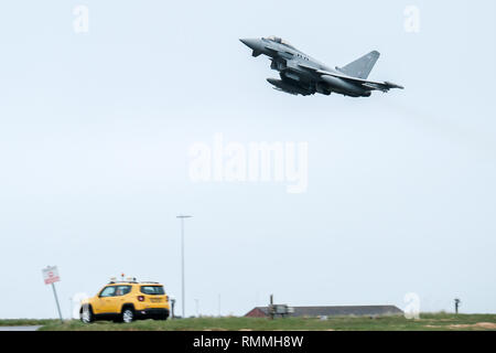 Un RAF Tornado jet da combattimento tenuto spento a RAF Lossiemouth base, murene, Scozia Foto Stock