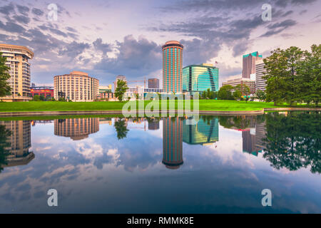 Louis, Missouri negli Stati Uniti d'America cityscape all'alba con acqua riflessioni. Foto Stock