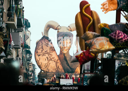 VIAREGGIO, Italia-09: una carta gigante-mache denominata 'medea' hesoteric mistic tema galleggiante attraverso le strade di Viareggio durante il tradizionale carnevale. Foto Stock