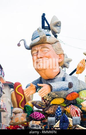 VIAREGGIO, Italia-09: una carta gigante-mache denominata 'Moon sogno" raffigurante un dreaming Donald Trump galleggianti si muove attraverso le strade di Viareggio durante il Foto Stock