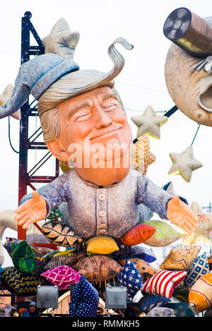 VIAREGGIO, Italia-09: una carta gigante-mache denominata 'Moon sogno" raffigurante un dreaming Donald Trump galleggianti si muove attraverso le strade di Viareggio durante il Foto Stock