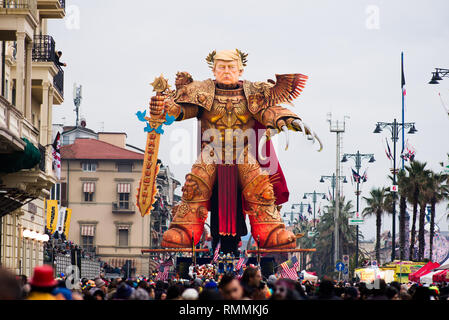 VIAREGGIO, Italia-09: una carta gigante-mache chiamato 'dazi nostri ' è dedicata a Donald Trump raffigurato come una specie di gigante trasformatore cartoon e il com Foto Stock