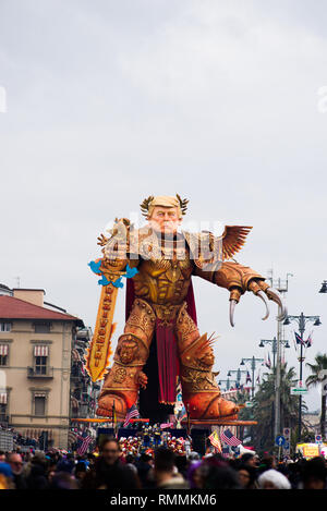 VIAREGGIO, Italia-09: una carta gigante-mache chiamato 'dazi nostri ' è dedicata a Donald Trump raffigurato come una specie di gigante trasformatore cartoon e il com Foto Stock