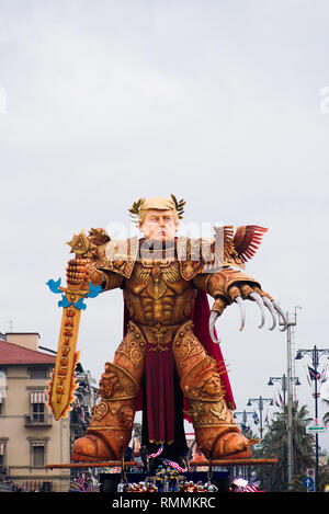 VIAREGGIO, Italia-09: una carta gigante-mache chiamato 'dazi nostri ' è dedicata a Donald Trump raffigurato come una specie di gigante trasformatore cartoon e il com Foto Stock