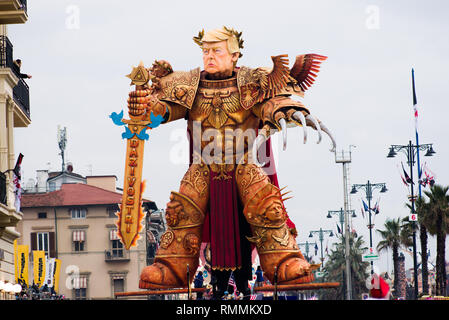 VIAREGGIO, Italia-09: una carta gigante-mache chiamato 'dazi nostri ' è dedicata a Donald Trump raffigurato come una specie di gigante trasformatore cartoon e il com Foto Stock