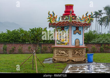 Joss carta, a.k.a. 'Fantasma soldi' bruciatore, Beinan Township, Taitung County, Taiwan Foto Stock