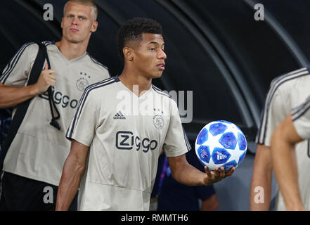 Kiev, Ucraina - 28 agosto 2018: David Neres di AFC Ajax va al passo del NSC Olimpiyskyi stadium alla sessione di allenamento prima della UEFA Champions Le Foto Stock