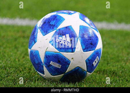 Kiev, Ucraina - 28 agosto 2018: ufficiale UEFA Champions League stagione 2018/19 match ball sull'erba durante la UEFA Champions League play-off game Foto Stock