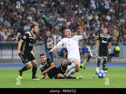 Kiev, Ucraina - 28 agosto 2018: Viktor Tsygankov di FC Dynamo Kyiv (R) combatte per una sfera con AFC Ajax giocatori durante le loro la UEFA Champions League Foto Stock