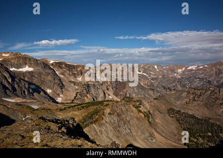 WY03723-00...WYOMING - Visualizza il Rock Creek Valley per la Beartooth Mountains da la Beartooth Highway in Shoshone National Forest. Foto Stock
