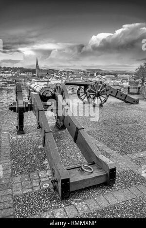 Si tratta di una foto in bianco e nero della vecchia assedio cannoni sulla storica Derry pareti in Irlanda del Nord Foto Stock