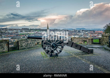 Questa è una foto del vecchio cannone da assedio sulla storica Derry pareti in Irlanda del Nord Foto Stock