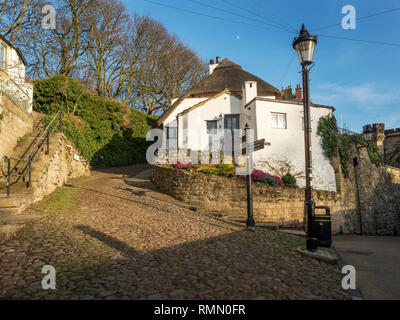 Manor Cottage cottage con il tetto di paglia sul water bag Bank a Knaresborough North Yorkshire, Inghilterra Foto Stock