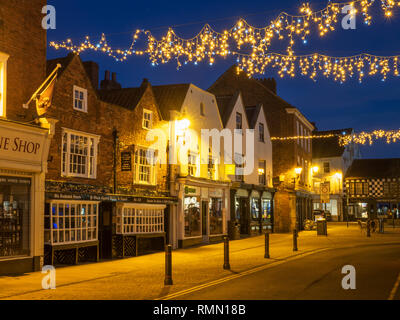 Più antica farmacia in Inghilterra nel luogo di mercato al crepuscolo Knaresborough North Yorkshire, Inghilterra Foto Stock