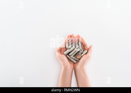 Vista ritagliata della donna che mantiene le batterie su sfondo grigio Foto Stock