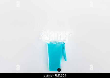Vista superiore del giocattolo blu Cestino e svuotare la bottiglia di plastica Foto Stock