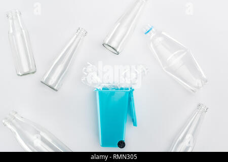 Vista superiore del giocattolo blu del cestino vuoto e bottiglie in vetro e in plastica Foto Stock