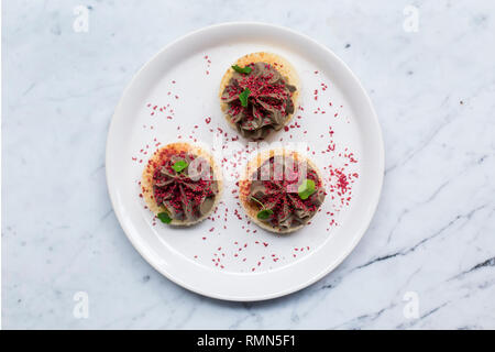 Round di fegato di pollo patè piccoli morsi sulla piastra Foto Stock