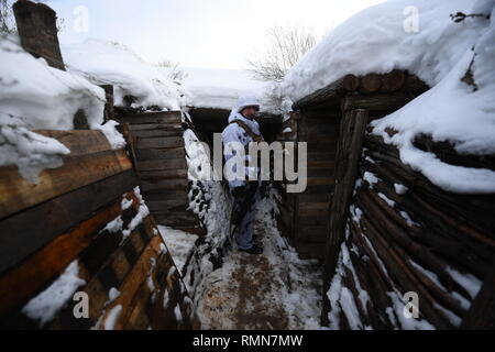 Uno di fronte le posizioni linea a circa 5 km da Donetsk City è la casa di 25 uomini dalla divisione Shakhtyorsk. Le trincee sono circa 800 metri di lunghezza ed eccezionalmente ben costruito da una selezione di diversi tipi di legno. Tutte scavate a mano! Ciascuna trincea serve un belvedere o bracci foxhole.Essi sono appena sufficientemente ampia da consentire ad un uomo di spostarsi in modo efficiente. La guerra tra l'esercito ucraino e i soldati del Donetsk popoli Repubblica ha costato la vita a 12.000 persone e quelle che sono state sfollate supera il milione. Esso sottoposto a escalation in 2014. Nonostante il cessate il fuoco in luogo, è evidente che la morte di sti Foto Stock