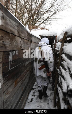 Uno di fronte le posizioni linea a circa 5 km da Donetsk City è la casa di 25 uomini dalla divisione Shakhtyorsk.le trincee sono circa 800 metri di lunghezza ed eccezionalmente ben costruito da una selezione di diversi tipi di legno. Tutte scavate a mano! Ciascuna trincea serve un belvedere o bracci foxhole.Essi sono appena sufficientemente ampia da consentire ad un uomo di spostarsi in modo efficiente. La guerra tra l'esercito ucraino e i soldati del Donetsk popoli Repubblica ha costato la vita a 12.000 persone e quelle che sono state sfollate supera il milione. Esso sottoposto a escalation in 2014. Nonostante il cessate il fuoco in luogo, è evidente che la morte di stil Foto Stock