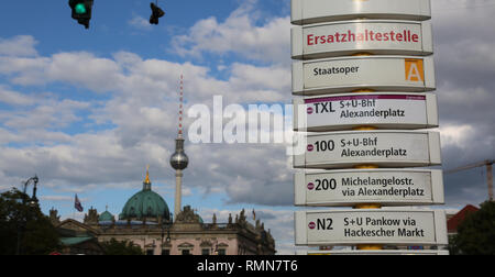 Berlino, Germania - Agosto 19, 2017: fermata bus e la torre della TV in background Foto Stock