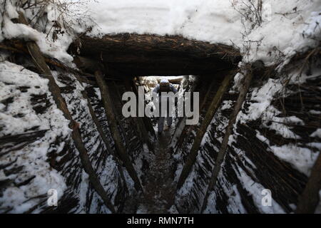 Uno di fronte le posizioni linea a circa 5 km da Donetsk City è la casa di 25 uomini dalla divisione Shakhtyorsk.le trincee sono circa 800 metri di lunghezza ed eccezionalmente ben costruito da una selezione di diversi tipi di legno. Tutte scavate a mano! Ciascuna trincea serve un belvedere o bracci foxhole.Essi sono appena sufficientemente ampia da consentire ad un uomo di spostarsi in modo efficiente. La guerra tra l'esercito ucraino e i soldati del Donetsk popoli Repubblica ha costato la vita a 12.000 persone e quelle che sono state sfollate supera il milione. Esso sottoposto a escalation in 2014. Nonostante il cessate il fuoco in luogo, è evidente che la morte di stil Foto Stock