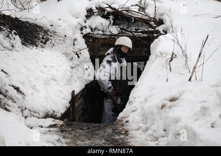 Uno di fronte le posizioni linea a circa 5 km da Donetsk City è la casa di 25 uomini dalla divisione Shakhtyorsk.le trincee sono circa 800 metri di lunghezza ed eccezionalmente ben costruito da una selezione di diversi tipi di legno. Tutte scavate a mano! Ciascuna trincea serve un belvedere o bracci foxhole.Essi sono appena sufficientemente ampia da consentire ad un uomo di spostarsi in modo efficiente. La guerra tra l'esercito ucraino e i soldati del Donetsk popoli Repubblica ha costato la vita a 12.000 persone e quelle che sono state sfollate supera il milione. Esso sottoposto a escalation in 2014. Nonostante il cessate il fuoco in luogo, è evidente che la morte di stil Foto Stock