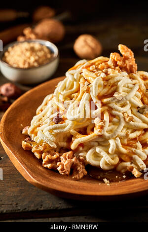 Spaghetti gelato dessert con topping di noce in vista ravvicinata Foto Stock