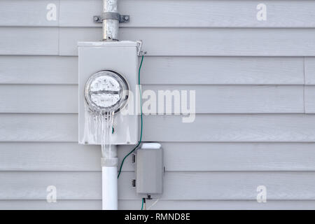 Congelati di utilità elettriche sul misuratore esterno della casa schierati. Foto Stock