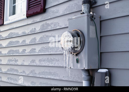 Congelati di utilità elettriche sul misuratore esterno della casa schierati. Foto Stock