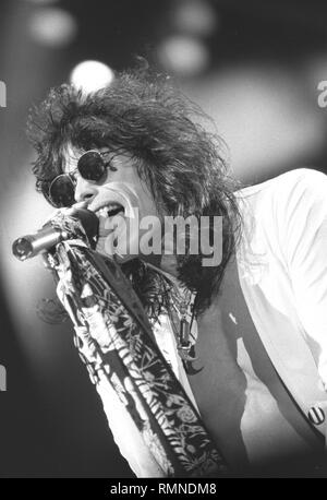 Cantante Steven Tyler della rock band Aerosmith è mostrato esibirsi sul palco durante un 'live' aspetto di concerto. Foto Stock