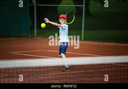Ragazzo giocando a tennis Foto Stock