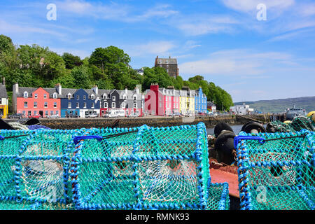 Case colorate e pentole di aragosta sulla banchina, Tobermory, Isola di Mull, Ebridi interne, Argyll e Bute, Scozia, Regno Unito Foto Stock