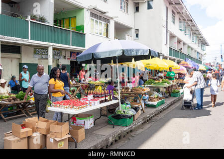 Mercati alimentari di bancarelle in Castries Mercato Centrale, John Compton autostrada, Castries, Saint Lucia, Piccole Antille, dei Caraibi Foto Stock