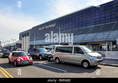 Il livello di partenza, Terminal Nord, dall'aeroporto di Gatwick di Londra, Crawley, West Sussex, in Inghilterra, Regno Unito Foto Stock