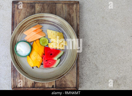 Estate colorata frutta con anguria, Mango, ananas, calce, melone e gelato Foto Stock