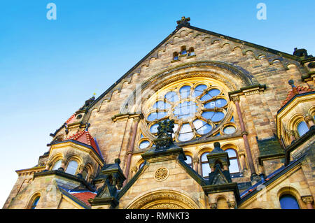 Immagine della chiesa di San Martino a Neustadt di Dresda, Germania. Incredibili dettagli architettonici di facciata e tetto rosso, grande fiore-come finestra e molti sma Foto Stock