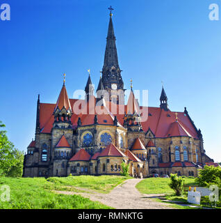 Immagine della chiesa di San Martino a Neustadt di Dresda, Germania. La fantastica architettura con alte torri e tetto rosso. Cancella per nuvoloso mattina di primavera. Vista del Foto Stock