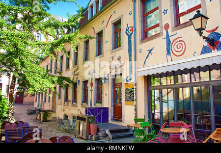 Dresden, Germania - 18 Aprile 2018: il cortile d'arte passaggio (Kunsthofpassage), Hof der Fabelwesen in Äußeren Neustadt. - Immagine Foto Stock