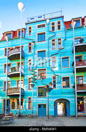 Dresden, Germania - 18 Aprile 2018: il cortile d'arte passaggio (Kunsthofpassage), Hof der Elemente in Äußeren Neustadt. - Immagine Foto Stock