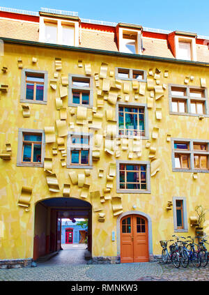 Dresden, Germania - 18 Aprile 2018: il cortile d'arte passaggio (Kunsthofpassage), Hof des Lichts in Äußeren Neustadt. - Immagine Foto Stock