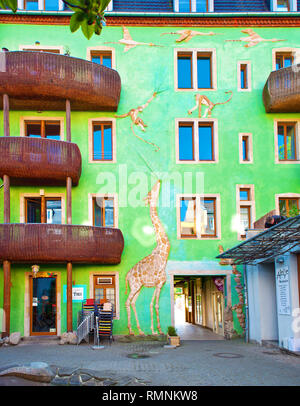 Dresden, Germania - 18 Aprile 2018: il cortile d'arte passaggio (Kunsthofpassage), Hof der Tiere in Äußeren Neustadt. - Immagine Foto Stock