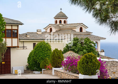 Vista del monastero di San Michele Arcangelo, Thassos Island, Grecia e monte Athos lontano Foto Stock