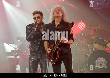 Il cantante Adam Lambert e il chitarrista Brian May della rock band Queen sono mostrati esibirsi sul palco durante un 'live' aspetto di concerto. Foto Stock