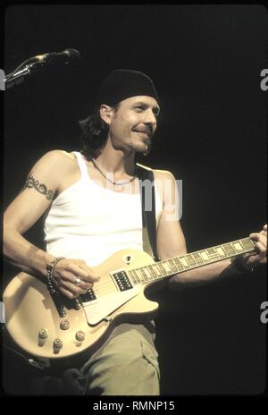 Il chitarrista Chris DeGarmo di Queensryche è mostrato esibirsi sul palco durante un 'live' aspetto di concerto. Foto Stock