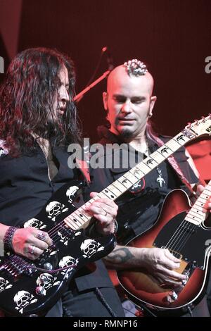 Chitarristi della progressiva heavy metal band Queensryche sono mostrati esibirsi sul palco durante un 'live' aspetto di concerto. Foto Stock