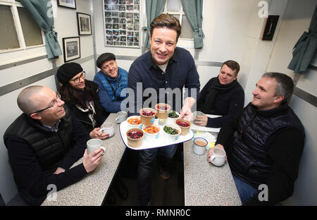 Jamie Oliver road-test di nuovo on-the-go gamma alimentare presso il suo ristorante più piccolo per data, un tradizionale cabmen il rifugio nel quadrato di Russell, per annunciare il lancio di Jamie Oliver deli dalla Shell, Londra. Cabbies e passanti in coda fino a un tradizionale cabman il rifugio nel quadrato di Russell, per effettuare una prova su strada la nuova gamma di Jamie Oliver deli dalla Shell. Il nuovo menu sarà includere tali spuntini come Super frutta rossa Porridge Hot Pot, uova, fagioli e pancetta Hot Pot, Mediterraneo veggie arrosto e ricotta wrap, un formaggio affumicato e slaw piccante chipotle sandwich di pollo come pure un nuovo kids' pasto scatola che saranno dotati di un ry Foto Stock