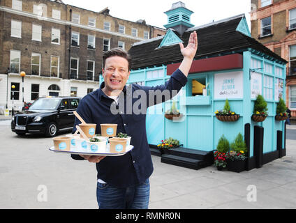 Jamie Oliver road-test di nuovo on-the-go gamma alimentare presso il suo ristorante più piccolo per data, un tradizionale cabmen il rifugio nel quadrato di Russell, per annunciare il lancio di Jamie Oliver deli dalla Shell, Londra. Cabbies e passanti in coda fino a un tradizionale cabman il rifugio nel quadrato di Russell, per effettuare una prova su strada la nuova gamma di Jamie Oliver deli dalla Shell. Il nuovo menu sarà includere tali spuntini come Super frutta rossa Porridge Hot Pot, uova, fagioli e pancetta Hot Pot, Mediterraneo veggie arrosto e ricotta wrap, un formaggio affumicato e slaw piccante chipotle sandwich di pollo come pure un nuovo kids' pasto scatola che saranno dotati di un ry Foto Stock