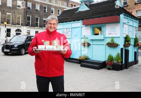 Jamie Oliver road-test di nuovo on-the-go gamma alimentare con il Vice Presidente Esecutivo della Shell Istvan Retail Kapitany di al suo più piccolo ristorantino a data, un tradizionale cabmen il rifugio nel quadrato di Russell, per annunciare il lancio di Jamie Oliver deli dalla Shell, Londra. Cabbies e passanti in coda fino a un tradizionale cabman il rifugio nel quadrato di Russell, per effettuare una prova su strada la nuova gamma di Jamie Oliver deli dalla Shell. Il nuovo menu sarà includere tali spuntini come Super frutta rossa Porridge Hot Pot, uova, fagioli e pancetta Hot Pot, Mediterraneo veggie arrosto e ricotta wrap, un formaggio affumicato e slaw piccante chipotle sa di pollo Foto Stock