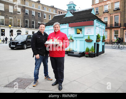 Jamie Oliver road-test di nuovo on-the-go gamma alimentare con il Vice Presidente Esecutivo della Shell Istvan Retail Kapitany di al suo più piccolo ristorantino a data, un tradizionale cabmen il rifugio nel quadrato di Russell, per annunciare il lancio di Jamie Oliver deli dalla Shell, Londra. Cabbies e passanti in coda fino a un tradizionale cabman il rifugio nel quadrato di Russell, per effettuare una prova su strada la nuova gamma di Jamie Oliver deli dalla Shell. Il nuovo menu sarà includere tali spuntini come Super frutta rossa Porridge Hot Pot, uova, fagioli e pancetta Hot Pot, Mediterraneo veggie arrosto e ricotta wrap, un formaggio affumicato e slaw piccante chipotle sa di pollo Foto Stock